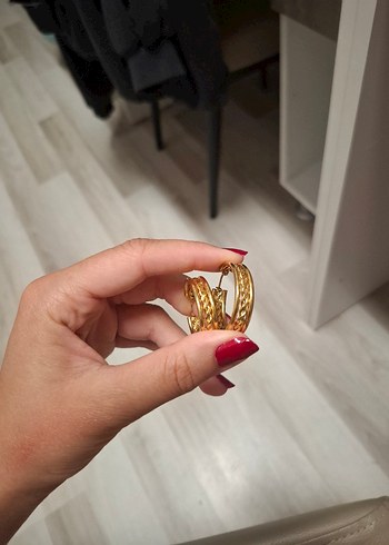 Zincir Detaylı Altın Renkli Yılan Desenli Küpe