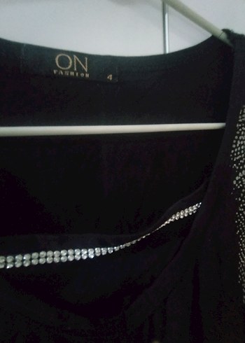 Siyah V Yaka Dökümlü Keten Bluz - Görsel 3