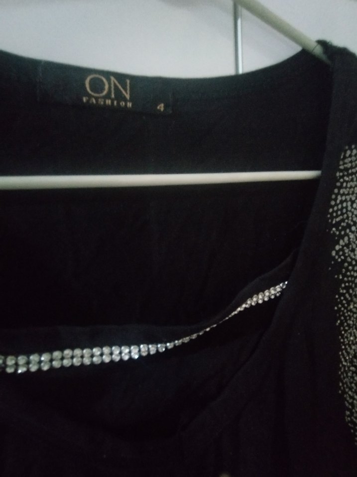 Siyah V Yaka Dökümlü Keten Bluz - Görsel 3