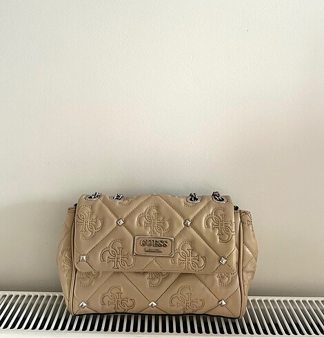 Guess Logolu Kapitone Bej Çanta