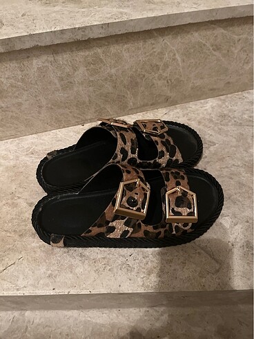 Diğer leopar terlik