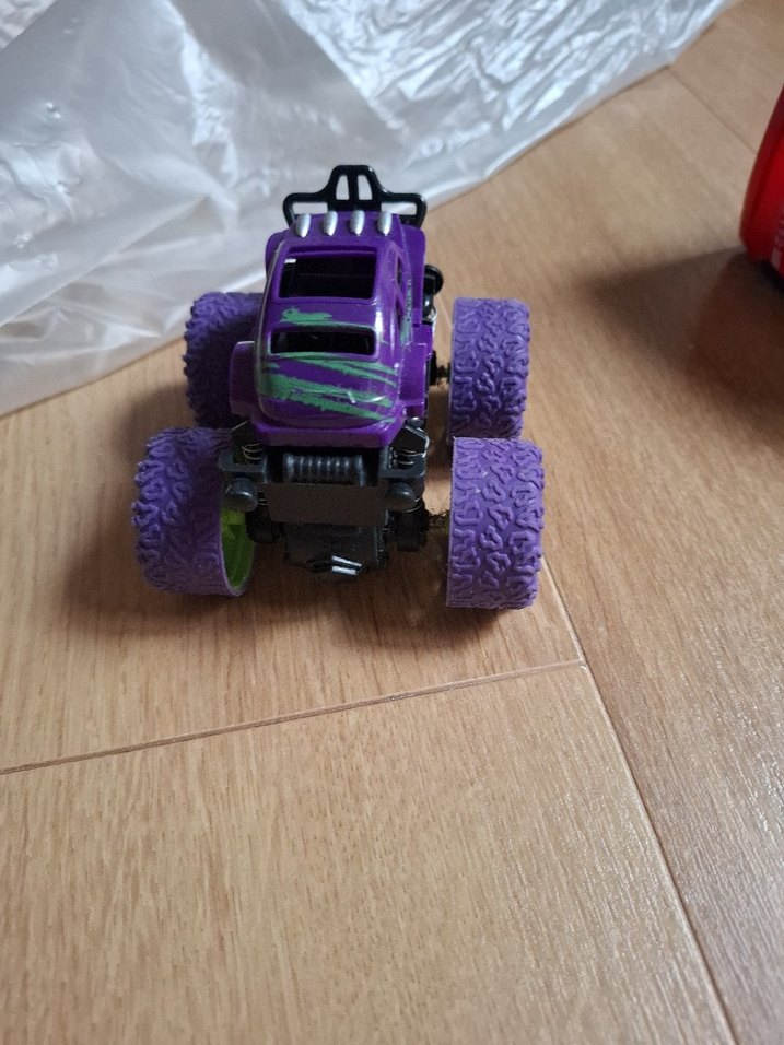Mor Renkli Oyuncak Araba - Görsel 3