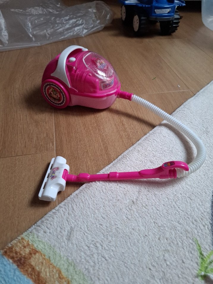 Pembe Renkli Oyuncak Elektrikli Süpürge - Görsel 2