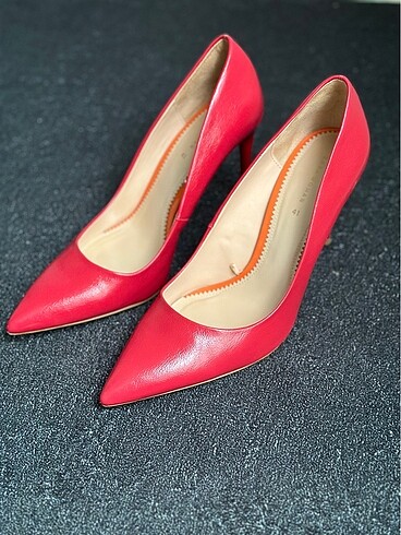 Kırmızı stiletto