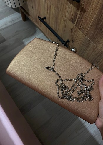 Bej Yılan Derisi Desenli Zincir Detaylı Kadın Clutch