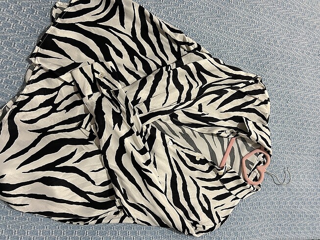 BERSHKA MARKA ZEBRA DESENLİ SATEN GÖMLEK