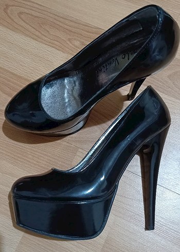 Parlak Siyah Stiletto Topuklu Kadın Ayakkabı