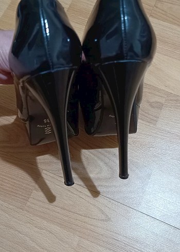 Diğer Parlak Siyah Stiletto Topuklu Kadın Ayakkabı