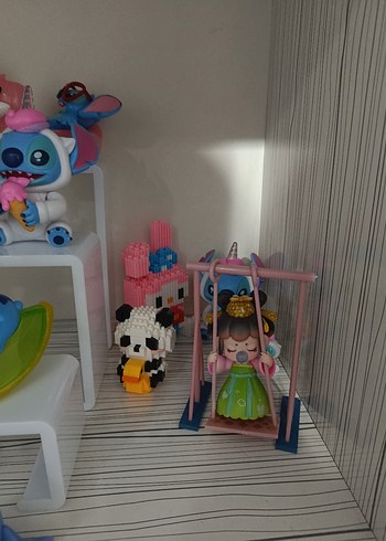 Çeşitli figürler ve peluşlar