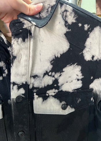 Düğmeli Siyah Batik Kadın Kot Gömlek - Görsel 4