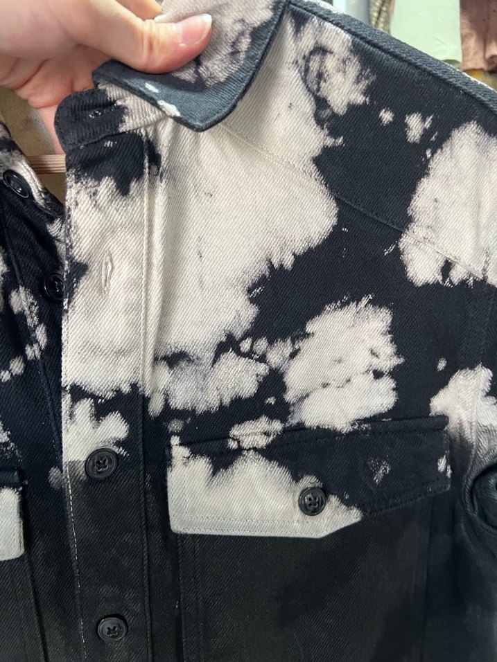 Düğmeli Siyah Batik Kadın Kot Gömlek - Görsel 4