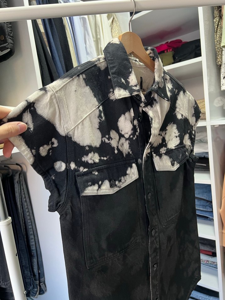 Düğmeli Siyah Batik Kadın Kot Gömlek - Görsel 3