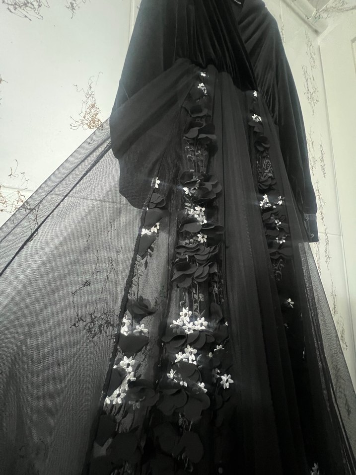 Uzun Siyah Gotik Nakışlı Kadın Elbise - Görsel 3