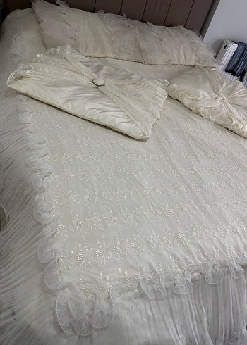 İşlemeli Beyaz Yatak Örtüsü - Görsel 3