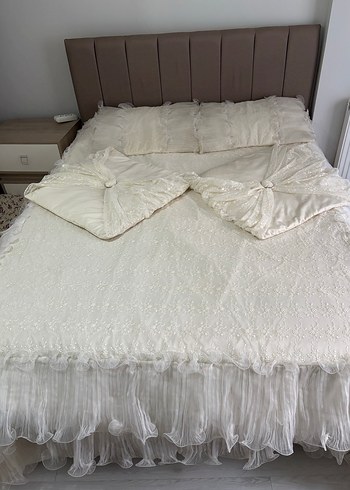 İşlemeli Beyaz Yatak Örtüsü - Görsel 2