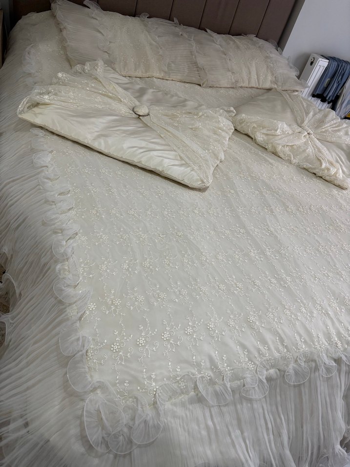 İşlemeli Beyaz Yatak Örtüsü - Görsel 3