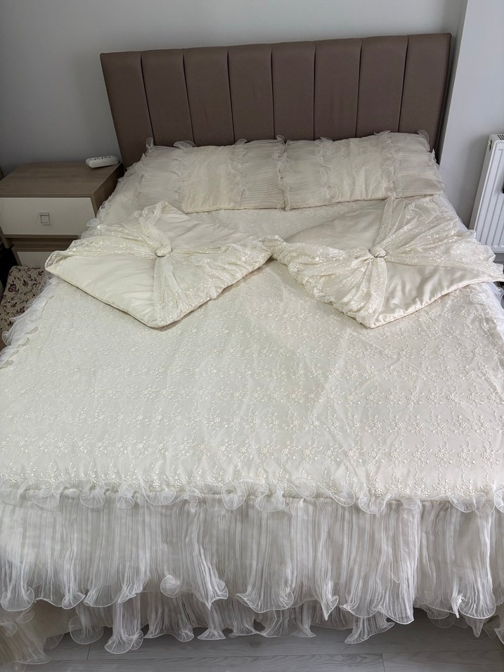 İşlemeli Beyaz Yatak Örtüsü - Görsel 2