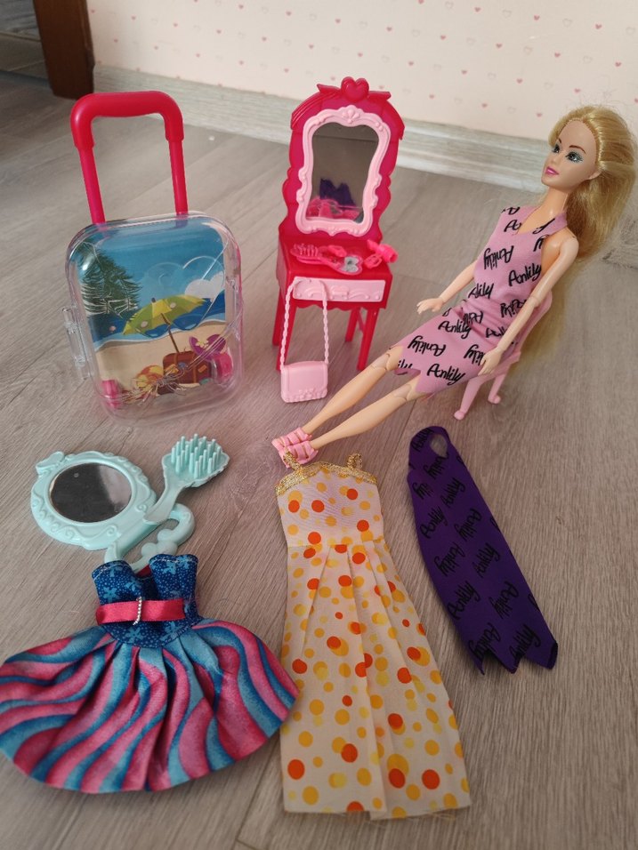 Renkli Pembe Oyuncak Bebek ve Makyaj Masası - Görsel 3