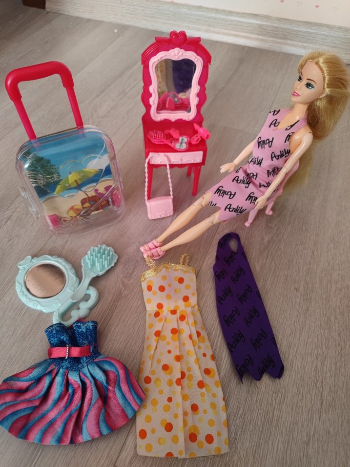 Renkli Pembe Oyuncak Bebek ve Makyaj Masası - Görsel 2