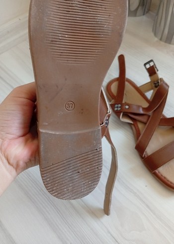 Bershka Kahverengi Deri Kadın Dolgu Topuklu Sandalet