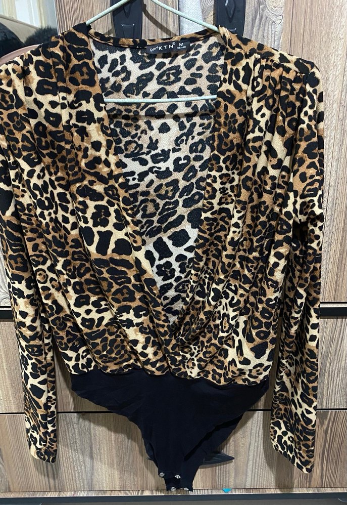 Leopar Desenli Kahverengi Kadın V Yaka Bluz - Görsel 2