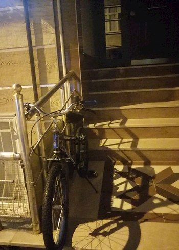 Siyah iki Tekerlekli Bisiklet - Görsel 2