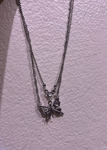 Gri Zincir Detaylı Kelebek Kolye - Görsel 2