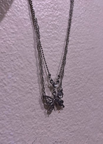 Gri Zincir Detaylı Kelebek Kolye - Görsel 3