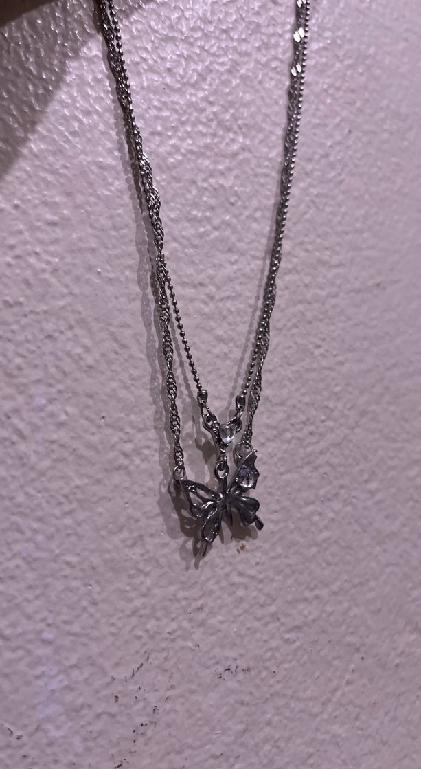 Gri Zincir Detaylı Kelebek Kolye - Görsel 3