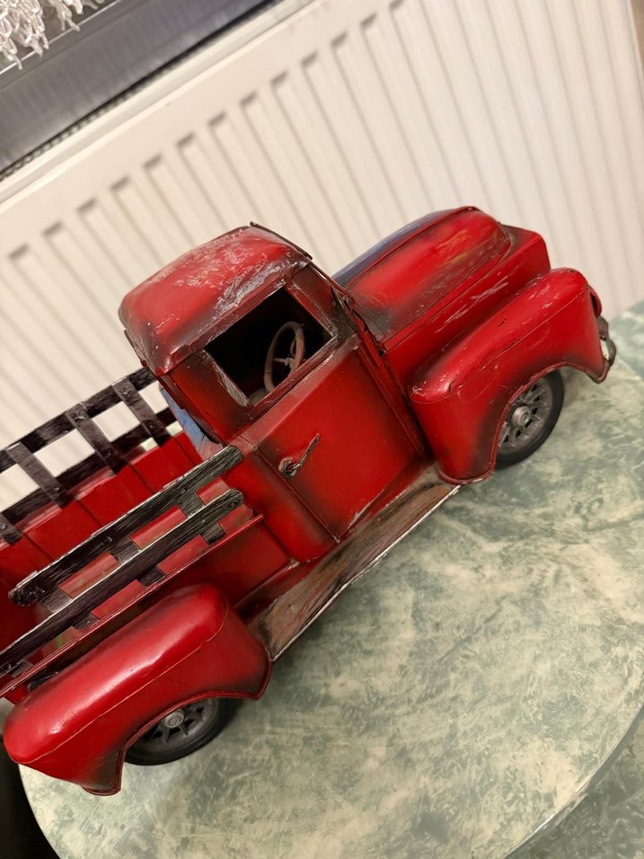 Kırmızı klasik el yapımı demir araba - Görsel 2