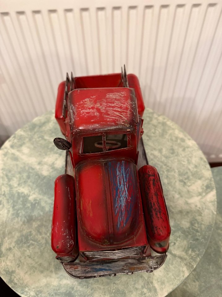 Kırmızı klasik el yapımı demir araba - Görsel 3