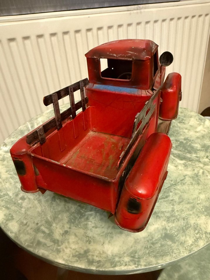 Kırmızı klasik el yapımı demir araba - Görsel 4