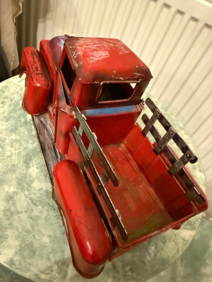 Kırmızı klasik el yapımı demir araba - Görsel 5