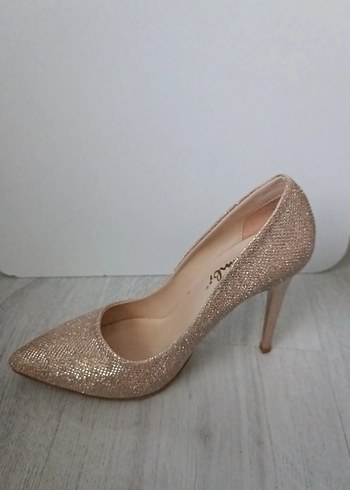 37 Beden ten rengi Renk Bej Parlak Simli Yılan Desenli Stiletto