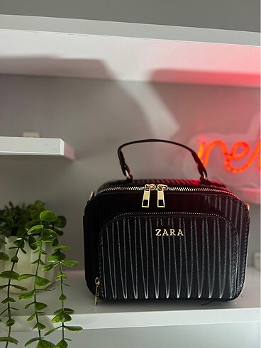 ZARA KENDİNDEN DESENLİ SİYAH ÇANTA