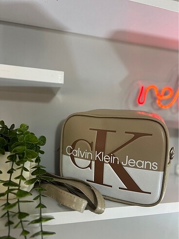Calvin Klein CK HEM BEYAZ HEM AÇIK KAHVE RENGİYLE ŞİMDİ SATIŞTA