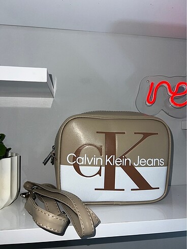 CK HEM BEYAZ HEM AÇIK KAHVE RENGİYLE ŞİMDİ SATIŞTA 