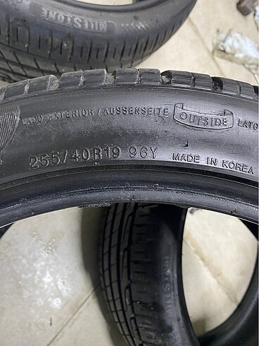 255/40/ R 19 lastik.