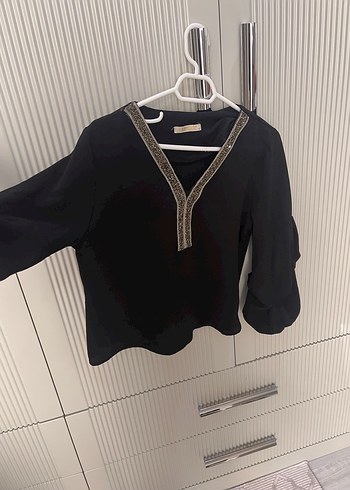 Zincir Detaylı V Yakalı Siyah gömlek - Görsel 3