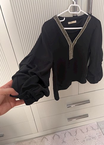 Zincir Detaylı V Yakalı Siyah gömlek - Görsel 2