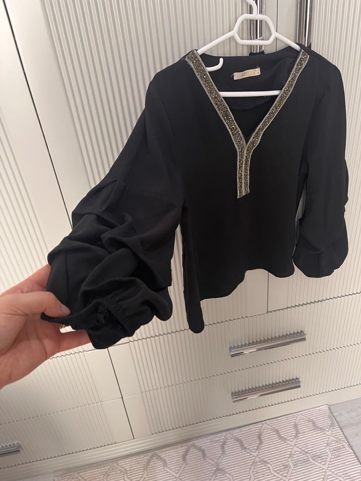 Zincir Detaylı V Yakalı Siyah gömlek - Görsel 2