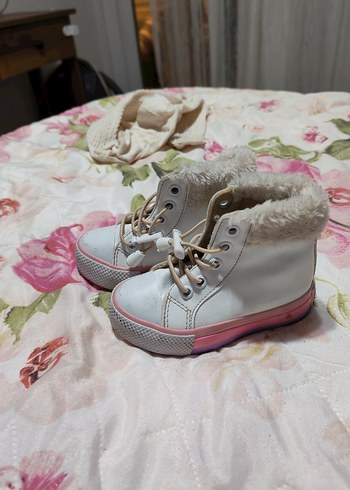 Kız Çocuk Beyaz Bağcıklı Kürklü Bot - Görsel 2