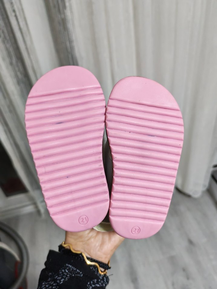 Kız Çocuk Beyaz Tokalı Terlik - Görsel 3