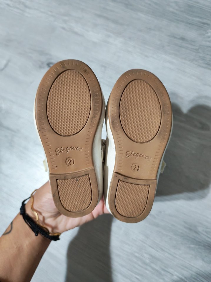 Kız Çocuk Beyaz Tokalı Babet Ayakkabı - Görsel 2