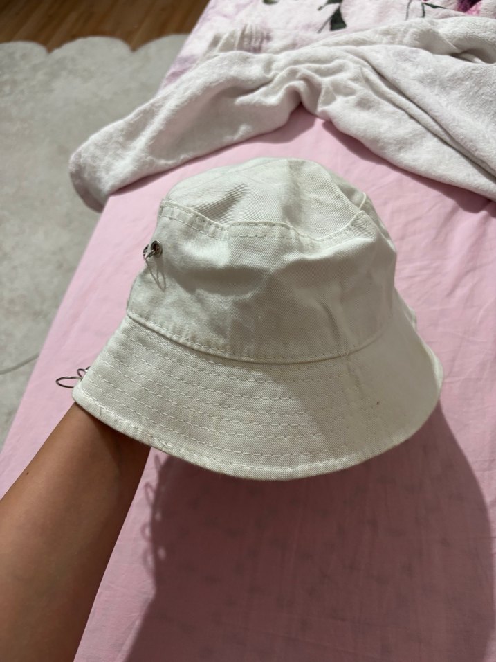 Düğmeli Beyaz Minimalist Kadın Şapka - Görsel 3