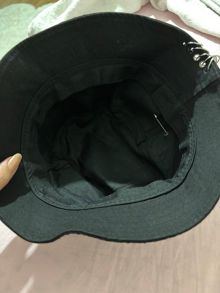 Parlak Siyah Punk Tarzı Kova Şapka - Görsel 3