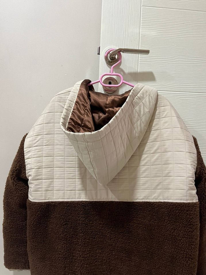 Kahverengi detaylı kapüşonlu kadın mont - Görsel 3