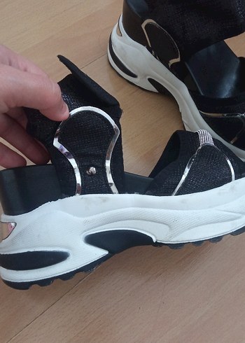 Siyah Kadın Dolgu Topuklu Sandalet 38 sıfır 
1 kez giydim - Görsel 4