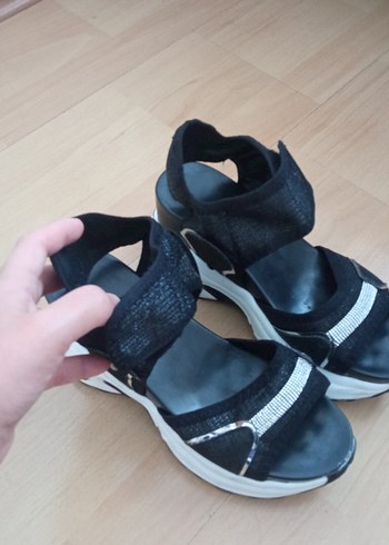 Siyah Kadın Dolgu Topuklu Sandalet 38 sıfır 
1 kez giydim - Görsel 2