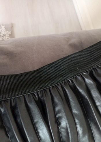 Parlak Siyah Pliseli Uzun Etek - Görsel 3